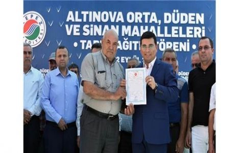 Altınova’da tapular dağıtılıyor